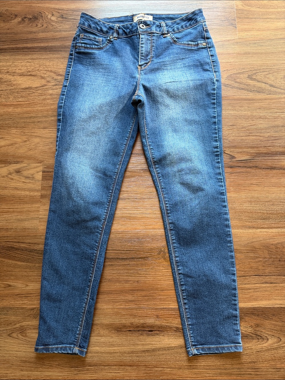 Blue Spice Women's Skinny Jeans in Medium Blue Wash. size 9